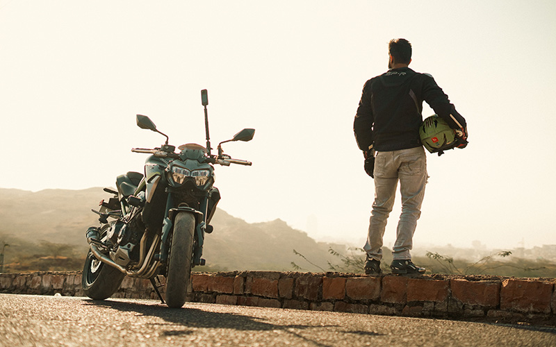 Motociclista com sua moto