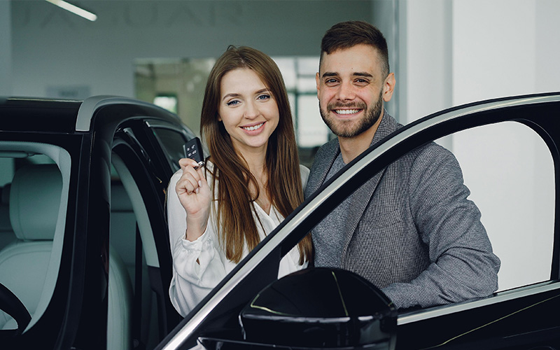 Casal com carro novo
